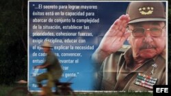  Un campesino pasea en bicicleta junto a un cartel con la imagen del presidente cubano Raúl Castro. en la provincia de Artemisa, Cuba.