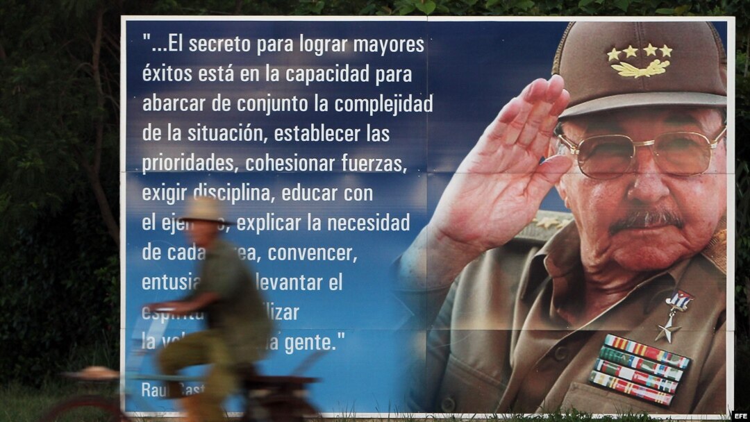 Un campesino pasea en bicicleta junto a un cartel con la imagen del general cubano Raúl Castro, en la provincia de Artemisa, Cuba.