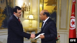 El primer ministro presentó su dimisión y la del gobierno. 