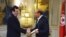 El primer ministro presentó su dimisión y la del gobierno. 