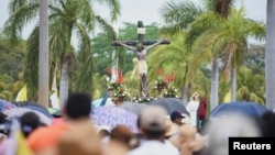 Personas sostienen una estatua de Jesucristo crucificado durante la procesión del Viernes Santo en los patios de la Catedral Metropolitana, en Managua, el 29 de marzo de 2024. REUTERS/Maynor Valenzuela