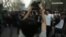Los familiares de los pasajeros chinos del MH-370 se movilizan.