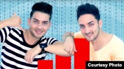 El dúo de músicos espirituanos Boni y Kelly en el cartel de promoción de su nuevo sencillo "Fuera de cobertura". 