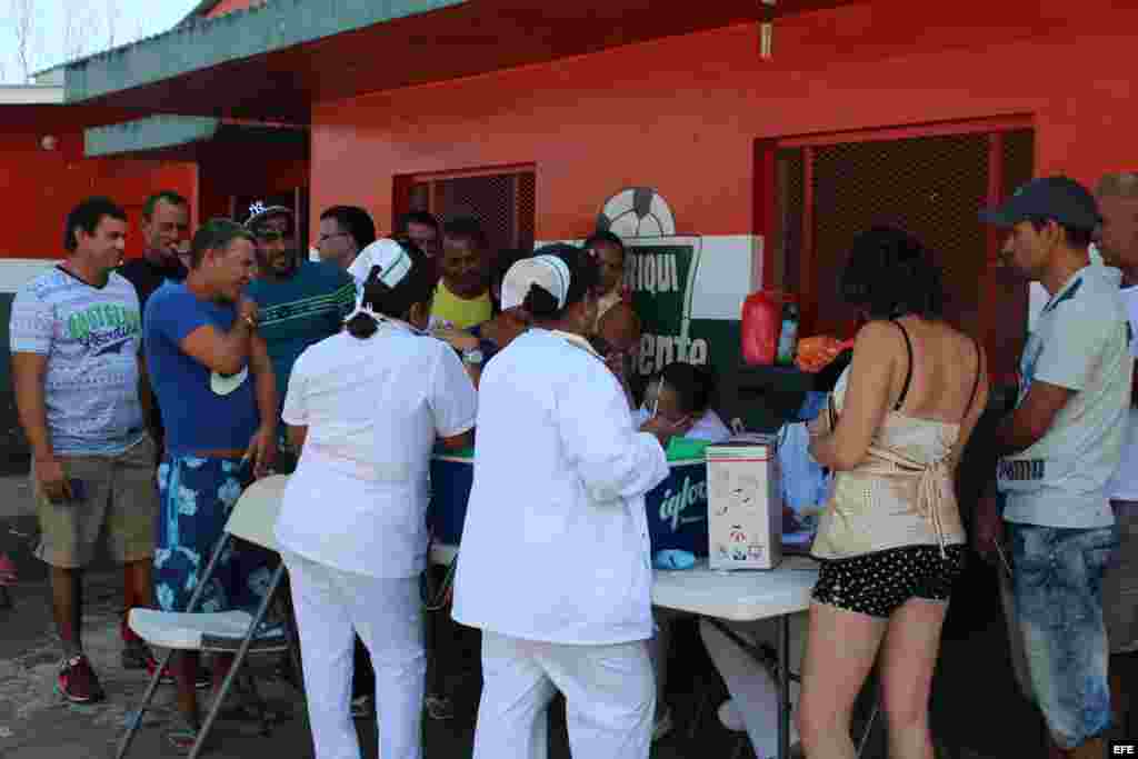  Los cubanos indocumentados varados en la frontera de Panamá con Costa Rica reciben hoy, 6 de enero de 2016, revisión médica y vacunación, luego que uno de los isleños falleciera ayer debido a la gripe AH1N1, en Progreso (Panamá).