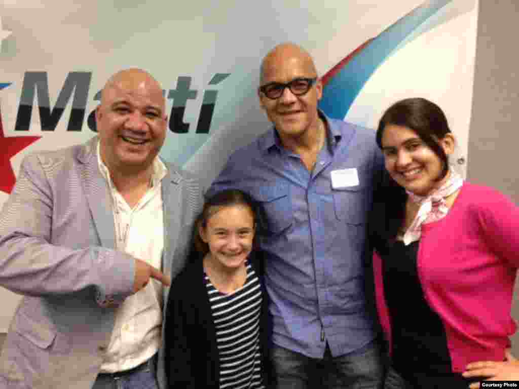 Tony Hernández, presidente y fundador del Archivo del Emigrante, junto a su hija