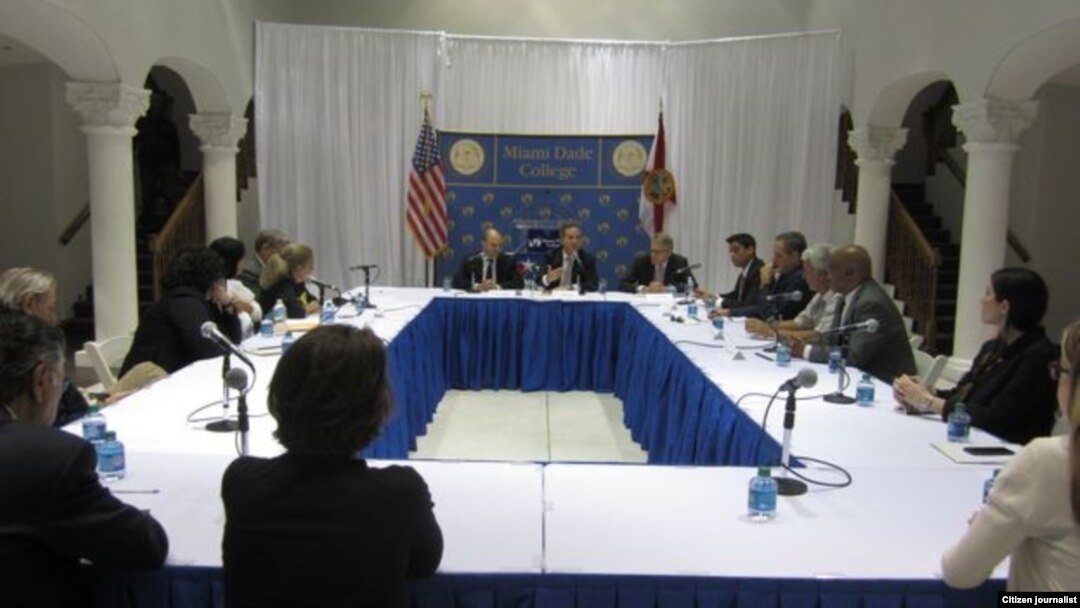 El asesor principal del presidente Barack Obama para la política hacia Cuba, Ben Rhodes, durante su reunión con representantes de la sociedad civil de la Isla. (14ymedio)