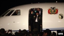 Archivo - Evo Morales sale de su avion presidencial e