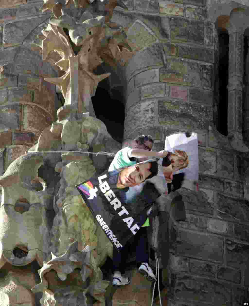 Protesta que han protagonizado una decena de activistas de Greenpeace que se han colgado esta mañana de las torres de la fachada del Nacimiento de la Sagrada Familia de Barcelona para exigir la libertad de los tripulantes del barco Arctic Sunrise que perm