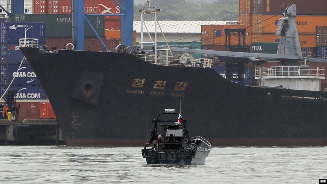Vista del barco norcoreano Chong Chon Gang que transportaba armas de guerra cubanas. 