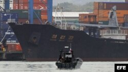 Vista del barco norcoreano Chong Chon Gang que transportaba armas de guerra cubanas. 