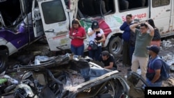 La explosión en un autobús provocó la muerte de 19 personas y dejó 48 heridos.