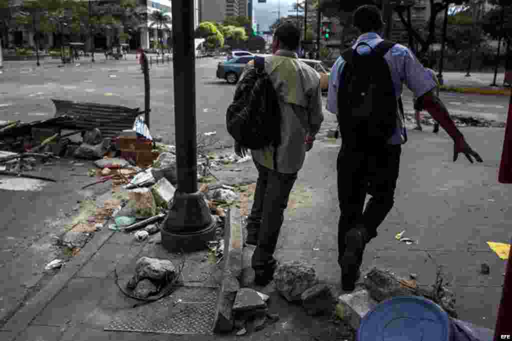 Un grupo de personas protesta contra el Gobierno de Nicolás Maduro hoy, martes 4 de marzo de 2014, en Caracas