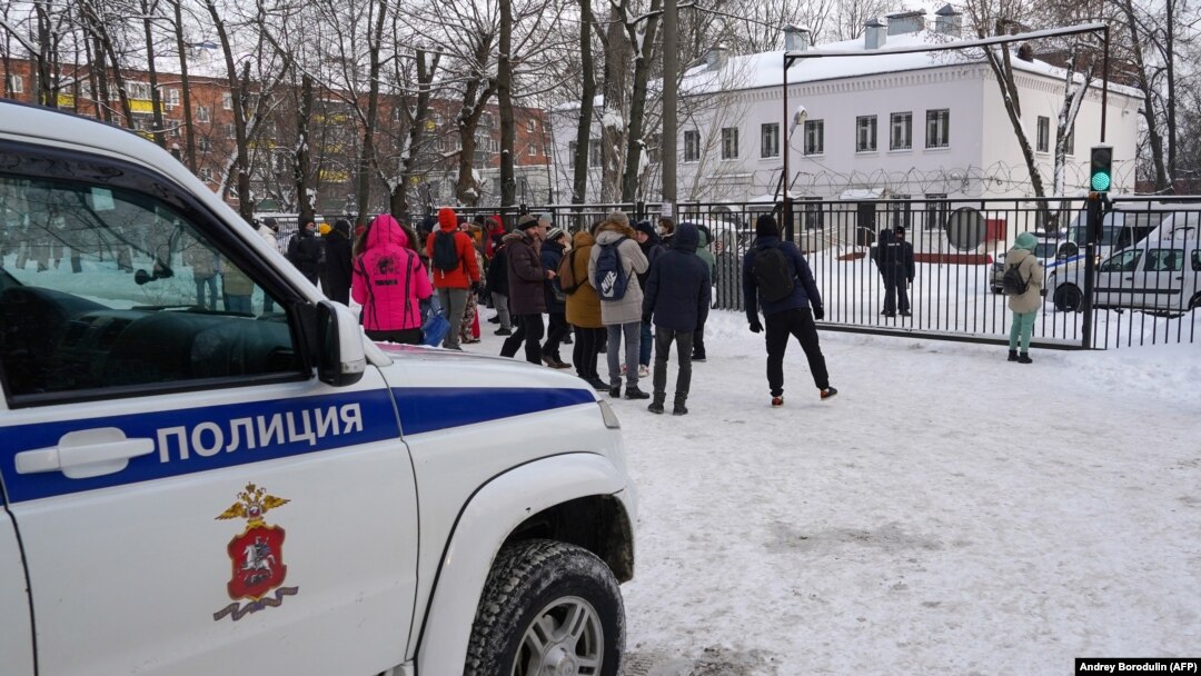 Simpatizantes de Alexei Navalny en la unidad policial de Khimki, en las afueras de Moscú, el 18 de enero de 2021. (Andrey Borodulin/AFP).