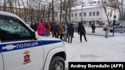 Simpatizantes de Alexei Navalny en la unidad policial de Khimki, en las afueras de Moscú, el 18 de enero de 2021. (Andrey Borodulin/AFP).