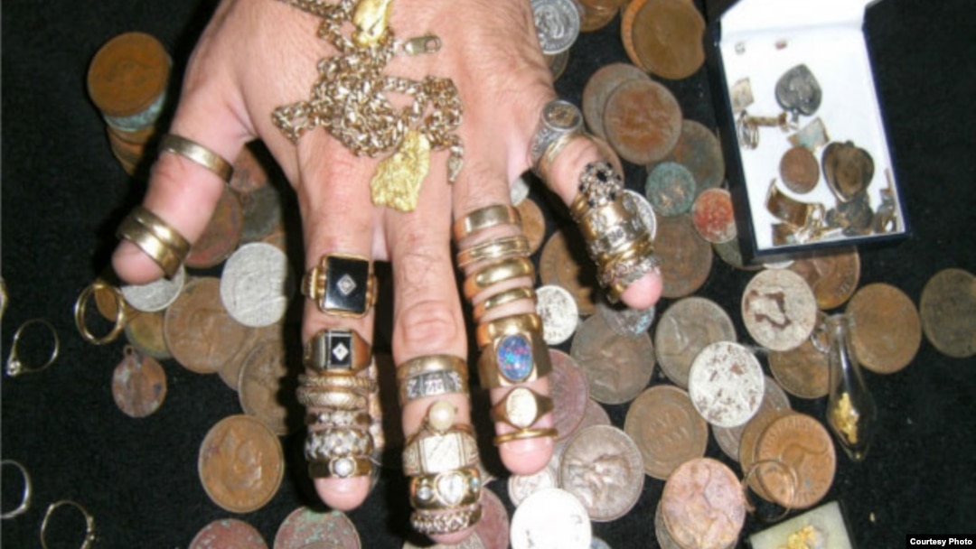 Sortijas, monedas, cadenas, entre los tesoros que devuelve el mar a los buscadores de oro playeros.
