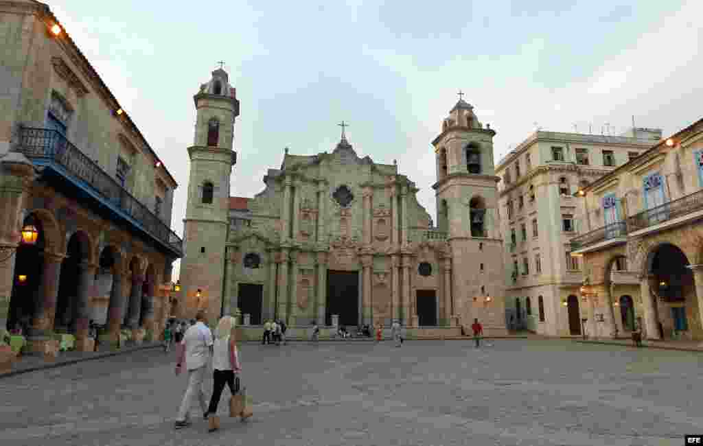 &nbsp;Dos personas caminan el jueves 17 de marzo del 2016, por la plaza de La Catedral en La Habana (Cuba)