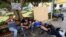Un grupo de cubanos asilados desde septiembre pasado en Panamá participa el lunes 24 de febrero de 2014 en una protesta frente a la Cancillería panameña. Los asilados denuncian el estado de indefensión en el que dicen encontrarse.