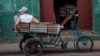 Un carretillero en La Habana. AFP PHOTO / YAMIL LAGE
