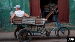 Un carretillero en La Habana. AFP PHOTO / YAMIL LAGE