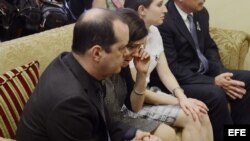 Francine Wheeler (2i) y David Wheeler (i), quienes perdieron a su hijo de 6 años Ben, durante reunión con senador demócrata Joe Manchin (c).