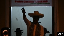 Roberto Sánchez, candidato de la izquierda en Perú, es visto desde el balcón de su sede de campaña tras una marcha de protesta en Lima, el 19 de junio de 2026.