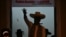 Roberto Sánchez, candidato de la izquierda en Perú, es visto desde el balcón de su sede de campaña tras una marcha de protesta en Lima, el 19 de junio de 2026.