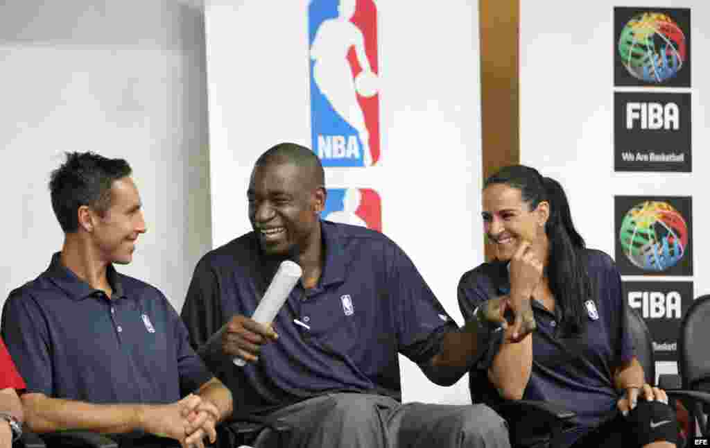 El dos veces ganador del Jugador Más Valioso de la NBA Steve Nash, el exatleta y embajador internacional de la NBA Dikembe Mutombo y la leyenda de la liga de mujeres de la NBA Ticha Penicheiro (i-d), 23 de abril de 2015.