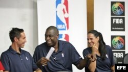 El dos veces ganador del Jugador Más Valioso de la NBA Steve Nash, el exatleta y embajador internacional de la NBA Dikembe Mutombo y la leyenda de la liga de mujeres de la NBA Ticha Penicheiro (i-d), 23 de abril de 2015.