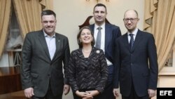 La secretaria de Estado adjunta de EE.UU. para Asuntos Europeos, Victoria Nuland (centro), con líderes de la oposición Vitaliy Klitschko (2ºdcha), Arseniy Yatsenyuk (dcha) y Oleh Tyagnybok (izda) en Kiev (Ucrania).