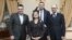 La secretaria de Estado adjunta de EE.UU. para Asuntos Europeos, Victoria Nuland (centro), con líderes de la oposición Vitaliy Klitschko (2ºdcha), Arseniy Yatsenyuk (dcha) y Oleh Tyagnybok (izda) en Kiev (Ucrania).