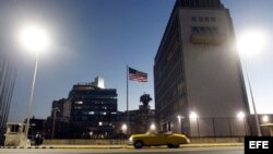 Vista del exterior de la Embajada de Estados Unidos en La Habana el día 12 de enero de 2017 cuando el Gobierno cubano se comprometió a recibir a todos sus nacionales deportados por tratar de entrar ilegalmente a Estados Unidos, después de que ese país der