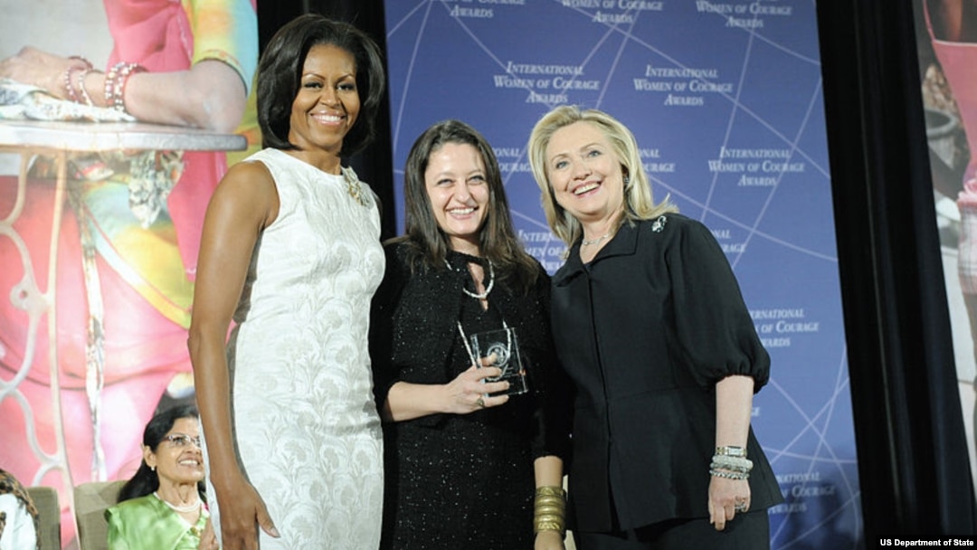Safak Pavey recibe el premio de Mujer Coraje en el 2012