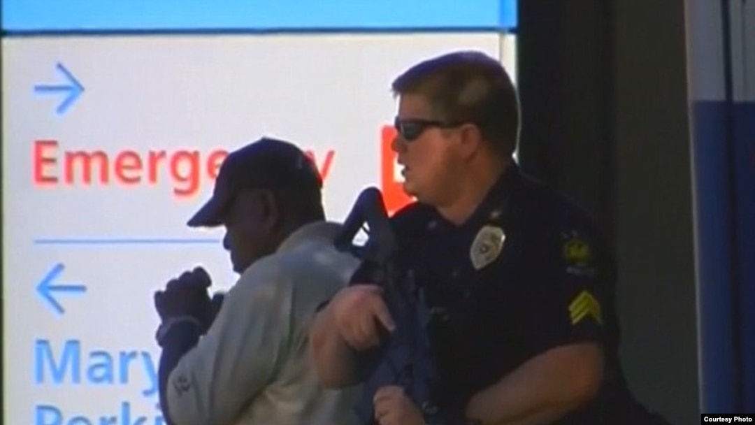 La policía se enfrentan a los pistoleros luego que tres agentes resultaran muertos en un tiroteo en Baton Rouge.