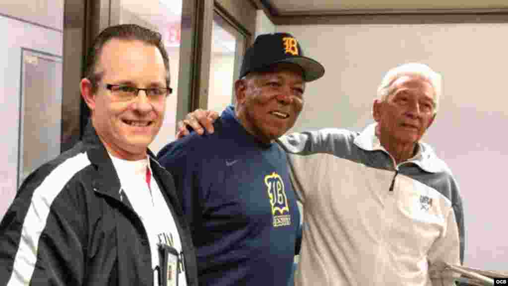 El ex-pelotero cubano Tony Oliva de visita en Radio Martí junto a Orlando Peña (Der.) y el técnico de sonido Juan Pendas (Izq.).