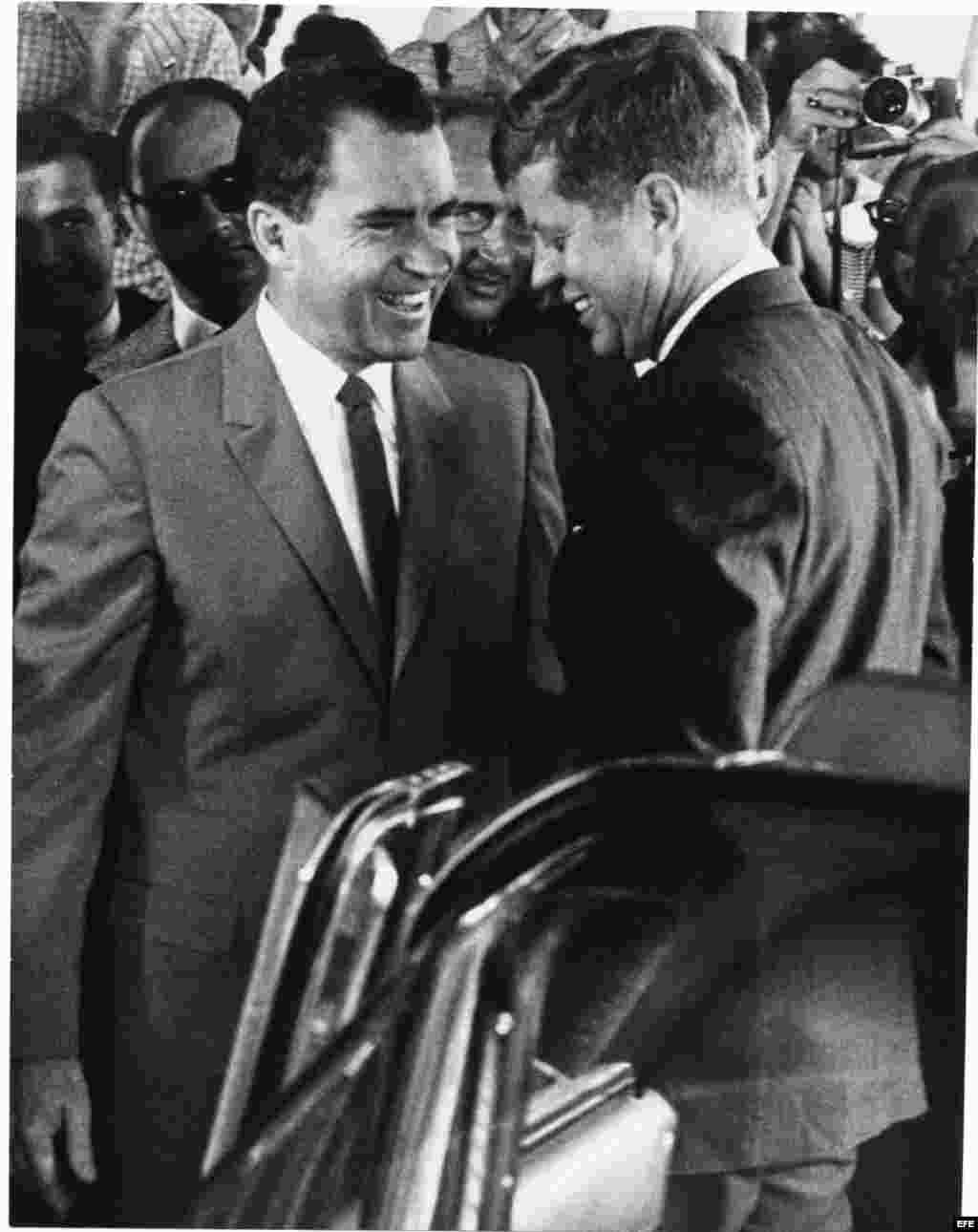 l derrotado candidato republicano a la presidencia Richard Nixon da la bienvenida en su casa de Cayo Vizcaíno (Florida) al entonces recién electo presidente John F. Kennedy