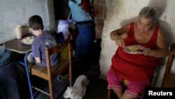 Una familia venezolana de Petare, Caracas a la hora de la cena. REUTERS/Marco Bello.