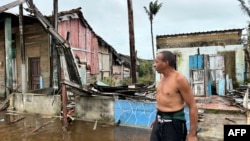 Un hombre se encuentra frente a las ruinas de su casa destruidas por el paso del huracán Rafael en Batabano, provincia de Mayabeque, Cuba, el 7 de noviembre de 2024.