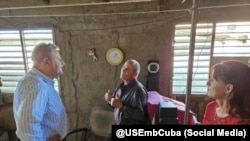 El jefe de la misión diplomática de EEUU en Cuba, Mike Hammer, habla con residentes de Morón en una visita al municipio avileño en enero pasado. 