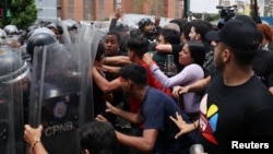 Estudiantes universitarios en Caracas protestan contra el régimen de Venezuela. (Reuters)