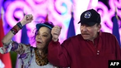 Daniel Ortega y Rosario Murillo durante un acto oficial en Managua, Nicaragua, en abril de 2026. (Jairo Cajina/El 19 Digital/AFP)
