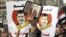 Un participante muestra una página del Corán mientras simpatizantes del presidente egipcio, Mohamed Mursi, corean consignas durante una manifestación convocada en el barrio de Nasr, en El Cairo, Egipto.  