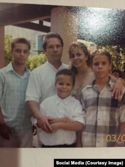 Richard Tur de la Concepción junto a su padre, el también oficial de inteligencia cubano Ricardo Tur, su madre y sus hermanos. 