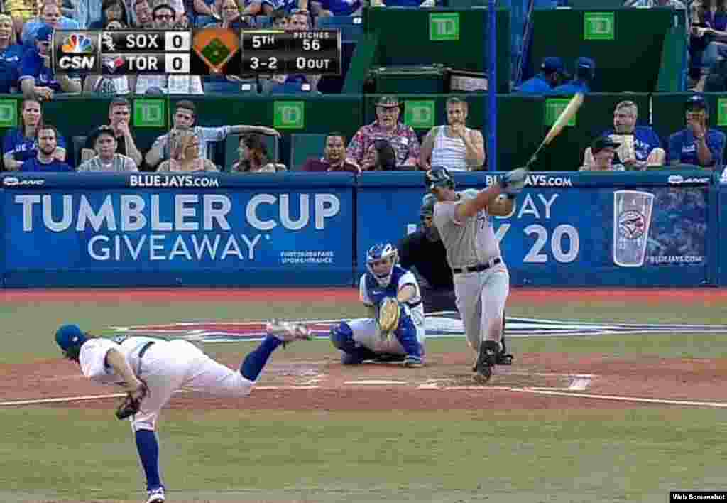 José "Pito" Abreu dispara su jonrón número 24 en la 5ta entrada. Con el 25 en la 7ma empató como líder de la MLB. 