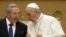 Papa Francisco junto a Raúl Castro durante audiencia privada en el vaticano en mayo 2015