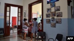 Maestros preparan condiciones para el inicio de curso en la escuela Nicolás Estevanez, en La Habana, el 29 de octubre de 2020. (Yamil Lage / AFP).