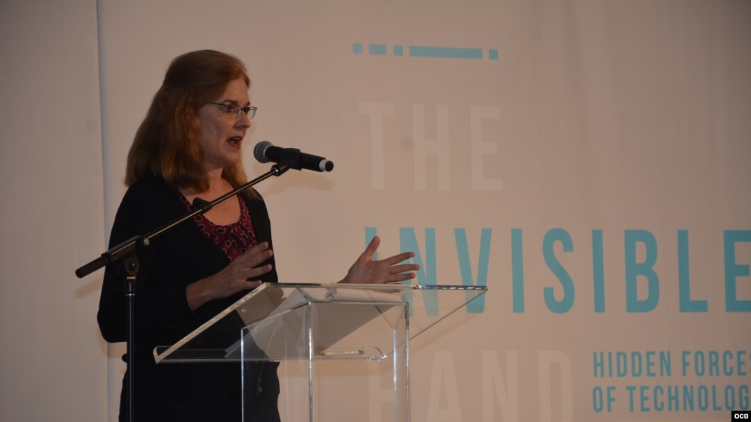 La profesora Anne Nelson, de la Universidad de Columbia, habla sobre su investigación en la inauguración de Cuba Internet Freedom.