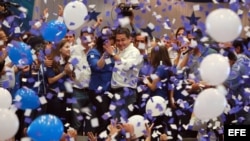  El candidato presidencial del gobernante Partido Nacional, Juan Orlando Hernández (c-d) baila con su esposa Ana de Hernández (c-i) para celebrar en un hotel de Tegucigalpa (Honduras). 