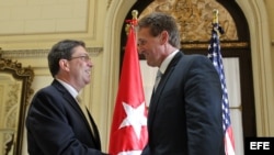 Jeff Flake (der.) visitó La Habana en 2015 como parte de una delegacion de senadores estadounidenses. En la foto, con el canciller cubano Bruno Rodríguez. (Archivo)