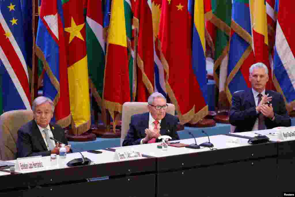 El Secretario General de la ONU, Antonio Guterres,&nbsp; Miguel Díaz-Canel y el ex gobernante cubano Raúl Castro en la ceremonia de apertura de la cumbre del G77+China en La Habana, Cuba, el 15 de septiembre de 2023. REUTERS/Alexandre Meneghini