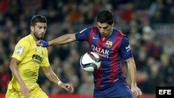 El delantero uruguayo del FC Barcelona Luis Suárez (d) y el defensa argentino del Villarreal Mateo Musacchio, durante el partido de ida de semifinales de la Copa del Rey.